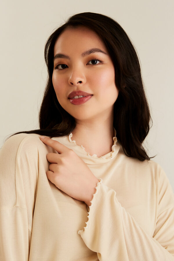 OLO Funnel Neck Tee & V-Neck Tee - Image 3
